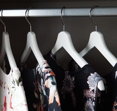 Fra kaos til elegance: Organiser dit tøj med en stilfuld bøjlestang