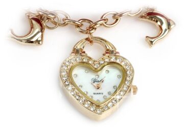 Guldarmbåndets historie: Fra oldtidens symbolik til moderne smykker