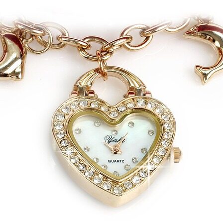 Guldarmbåndets historie: Fra oldtidens symbolik til moderne smykker