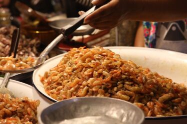 En smagsprøve på Osakas street food: Gadekøkkener, snacks og søde sager