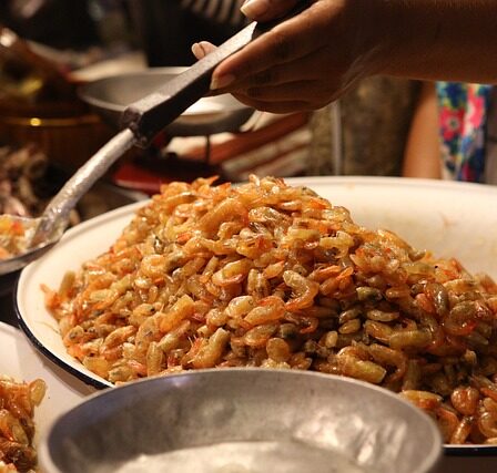 En smagsprøve på Osakas street food: Gadekøkkener, snacks og søde sager
