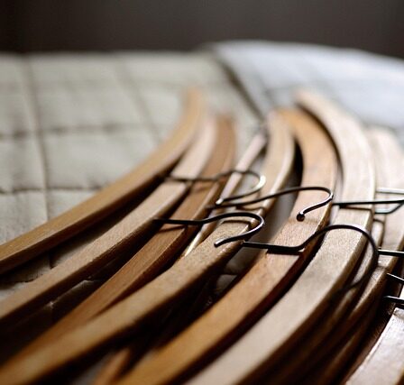 Stofkasser i garderoben: Den nemme vej til et ryddeligt klædeskab